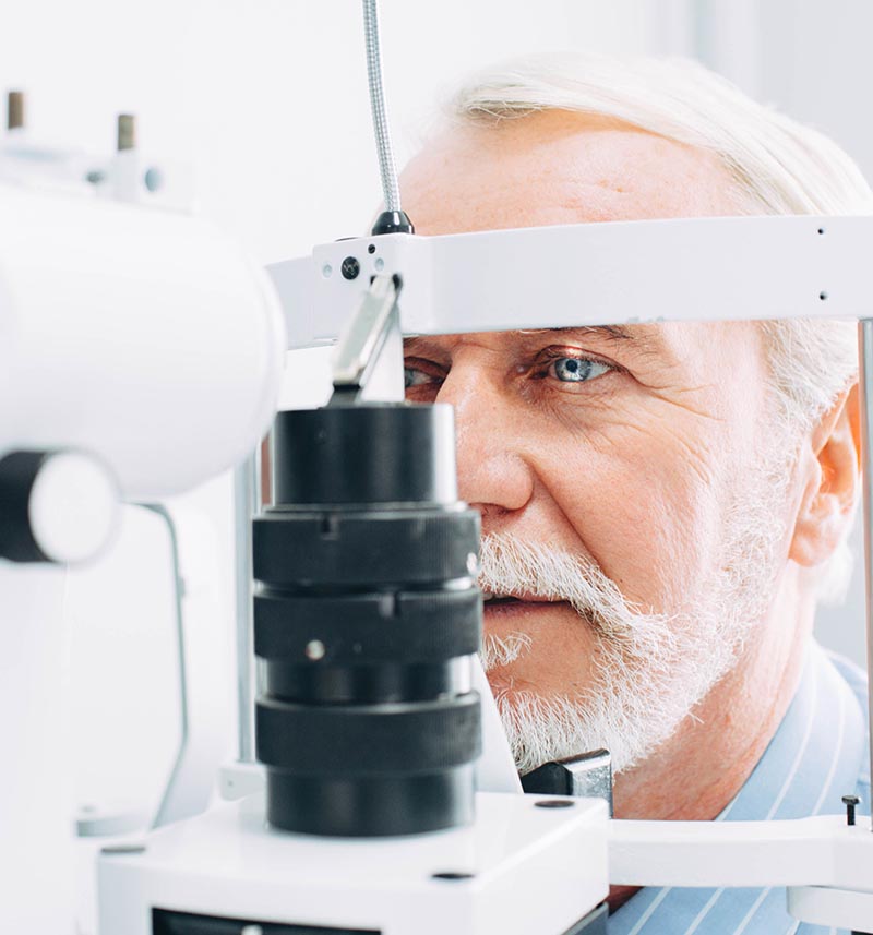 Älterer Mann bei einer augenärztlichen Untersuchung in der Klinik – Nahaufnahme zur Beurteilung der Eignung für eine Augenlaserbehandlung
