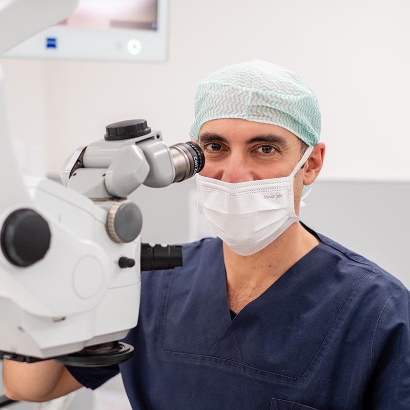 Portrait von Dr. Dutescu in OP-Kleidung, Augenlaser-Experte von ocuneo in Aachen